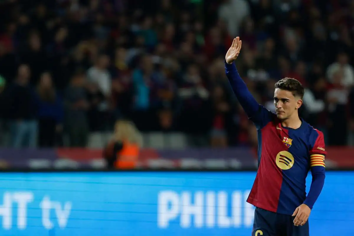 Gavi saluta con indosso la maglia del Barcellona e la fascia da capitano al braccio