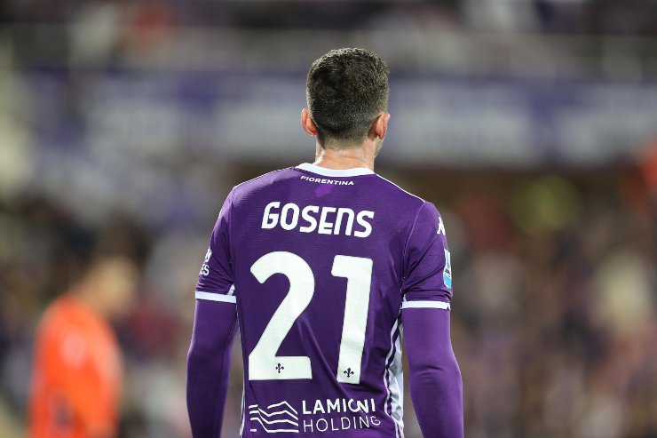 Gosens di spalle in campo con indosso la maglia della Fiorentina