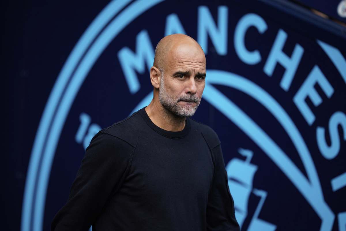 Guardiola osserva pensieroso da bordo campo