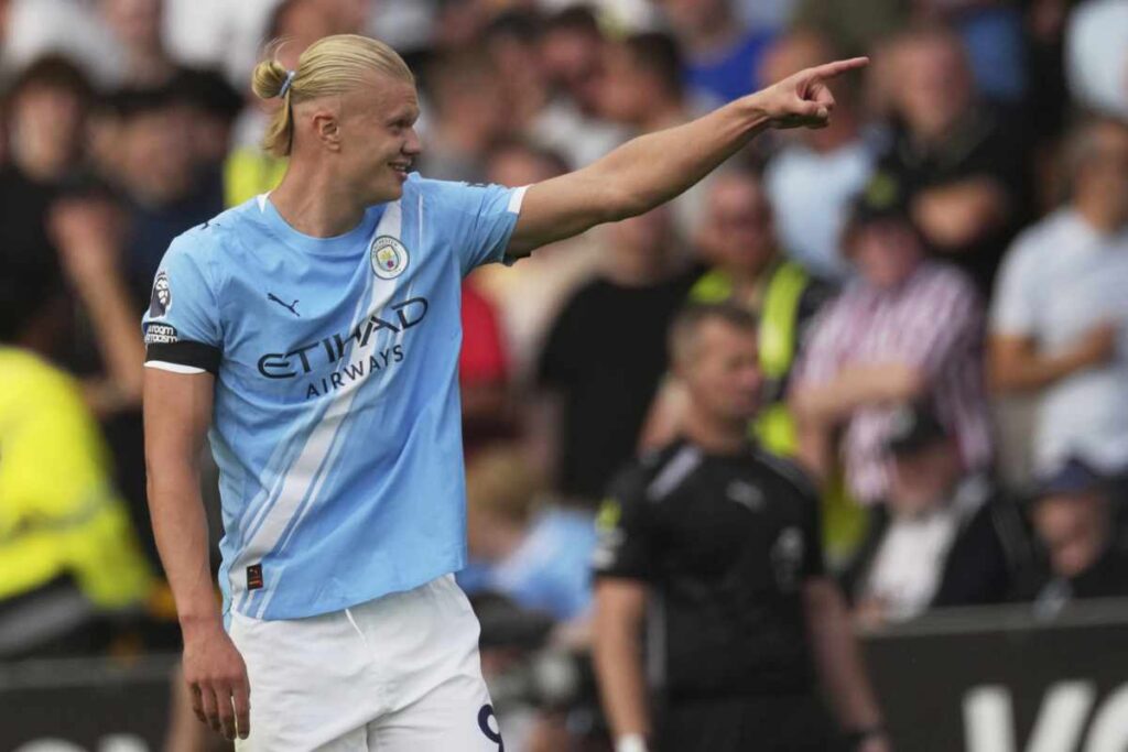 Haaland esulta con indosso la maglia del Manchester City