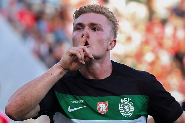 Harder esulta zittendo con indosso la maglia dello Sporting