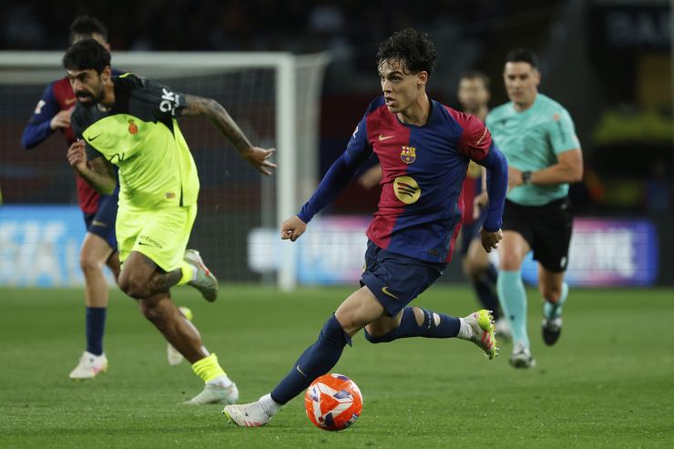 Hector Fort in campo con indosso la maglia del Barcellona