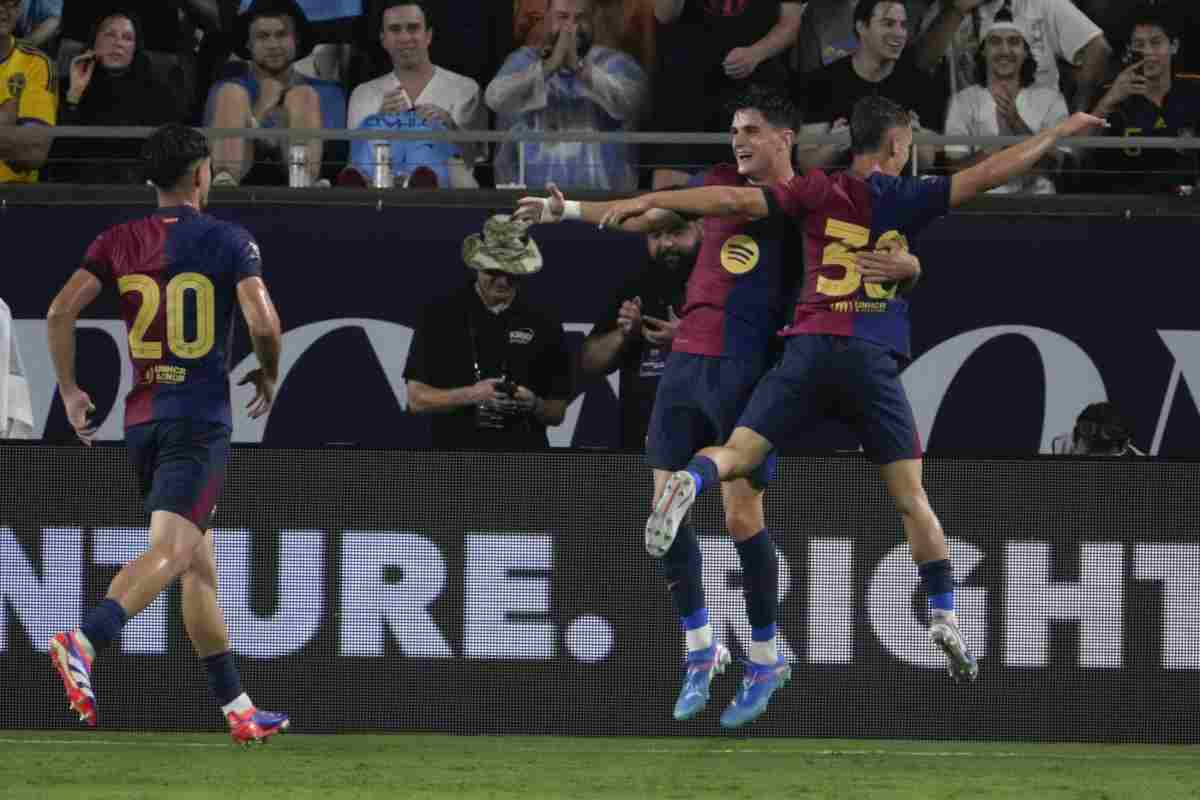 Hector Fort, Victor Pau e Marc Casadó esultano insieme dopo un gol del Barcellona nella scorsa stagione