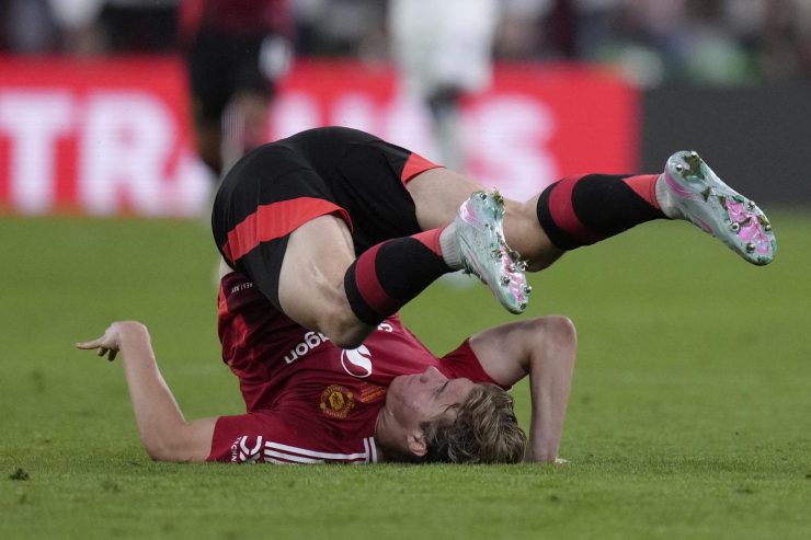 Hojlund fa la capriola in campo con indosso la maglia del Manchester United