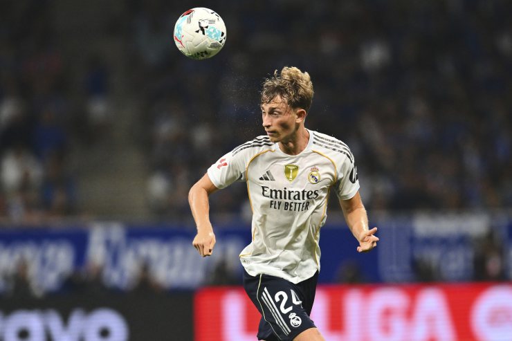 Huijsen in campo con indosso la maglia del Real Madrid