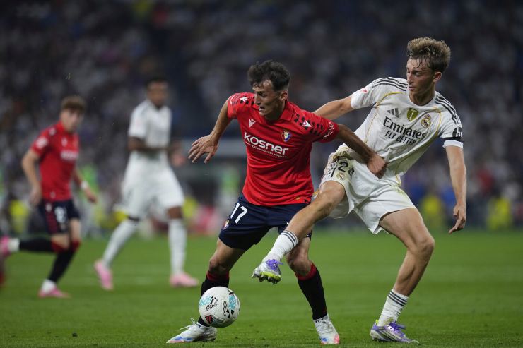 Huijsen duella con Budimir durante la sfida tra Real Madrid e Osasuna