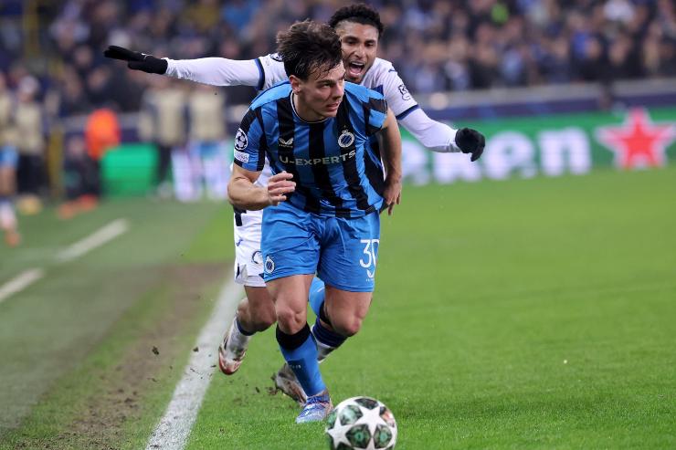 Jashari gestisce palla e alle sue spalle Ederson durante una sfida tra Club Brugge e Atalanta