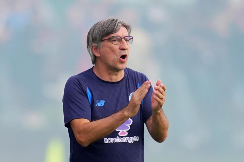 Juric applaude da bordo campo