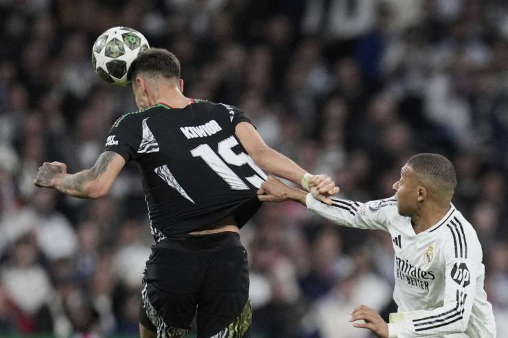 Kiwior in contrasto aereo con Mbappé che gli strattona la maglia