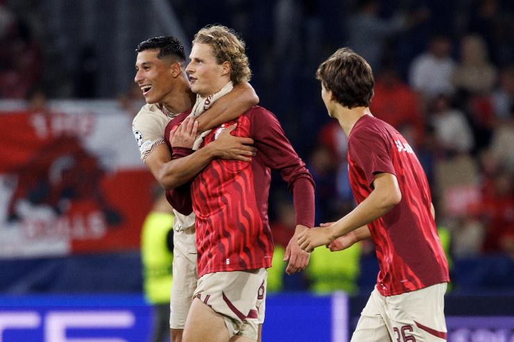Kjaergaard abbracciato dai compagni 