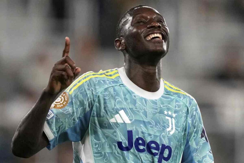 Kolo Muani esulta con indosso la maglia della Juventus