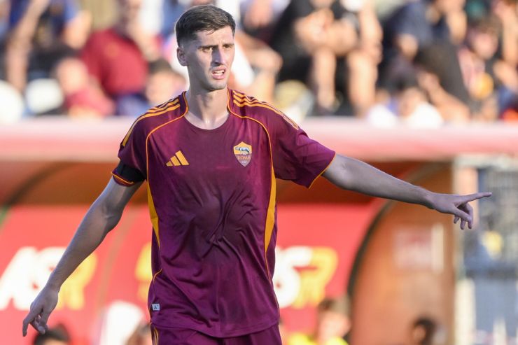 Kumbulla in campo con indosso la maglia della Roma