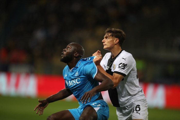 Leoni duella con Lukaku durante Parma-Napoli