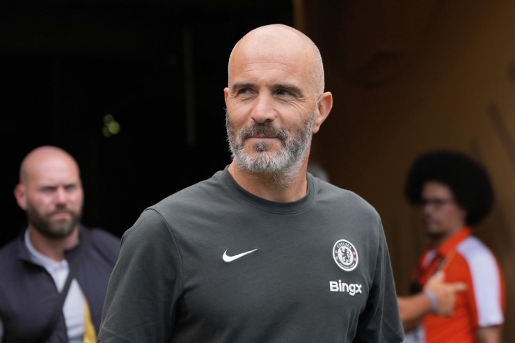 Maresca sorridente a bordo campo