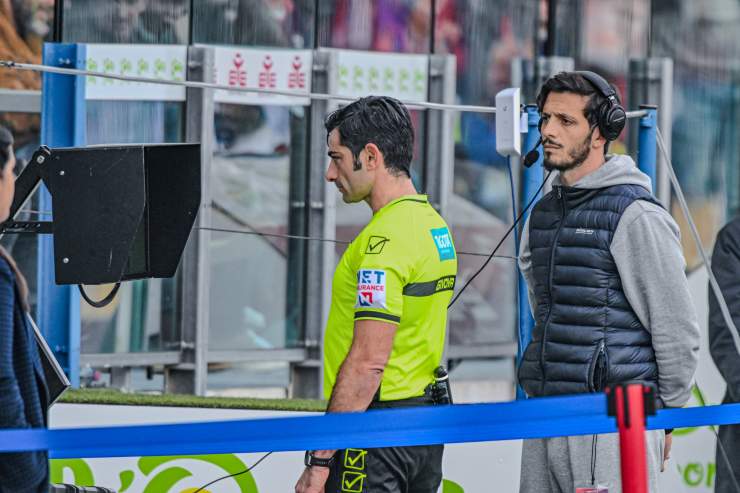 Maresca durante un on field review al VAR
