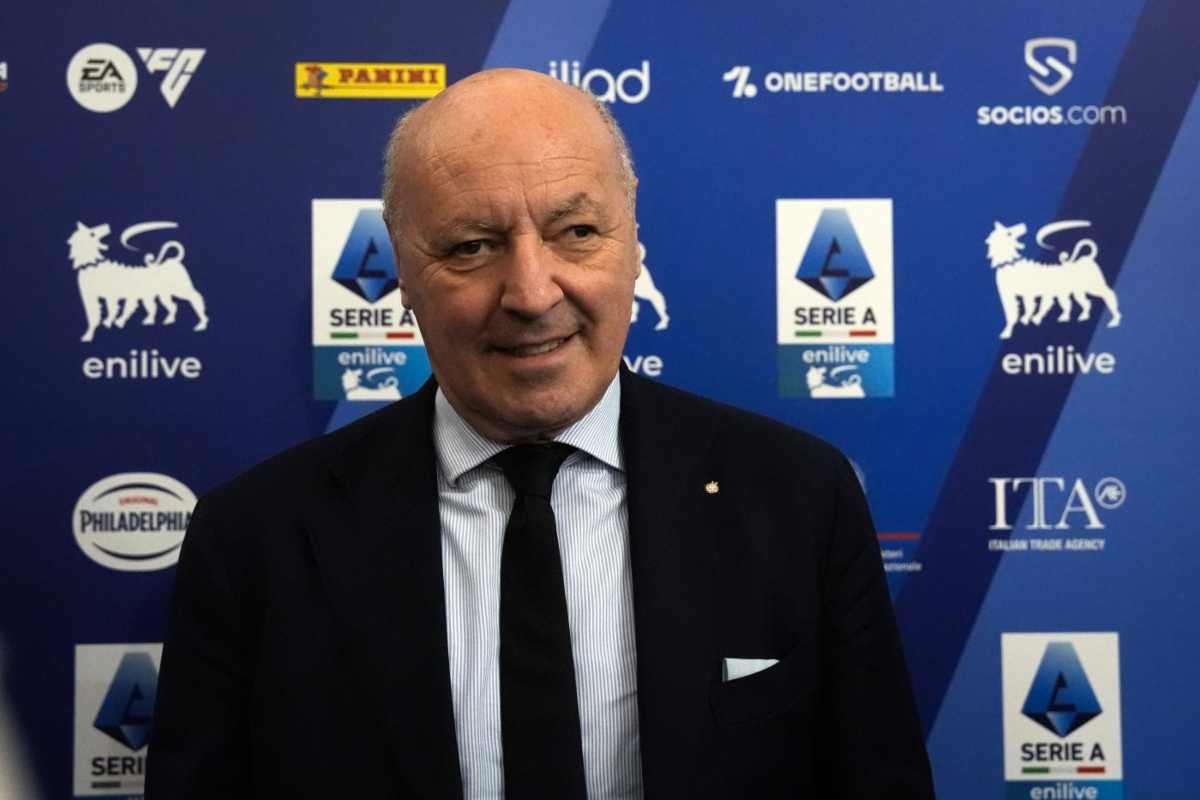 Marotta sorridente alle sue spalle il backdrop della Serie A