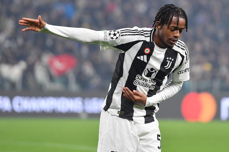 Mbangula esulta inchinandosi con indosso la maglia della Juventus