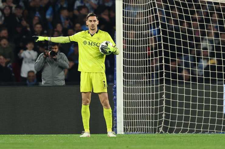 Meret con il pallone tra le mani nell'area di rigore