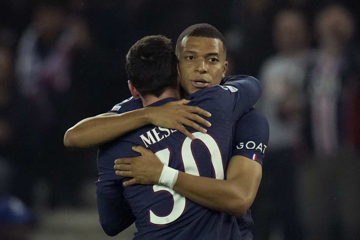 Messi e Mbappé esultano abbracciandosi dopo un gol
