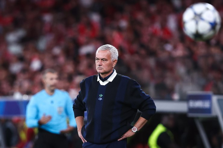 Mourinho sconsolato osserva da bordo campo con le mani sui fianchi