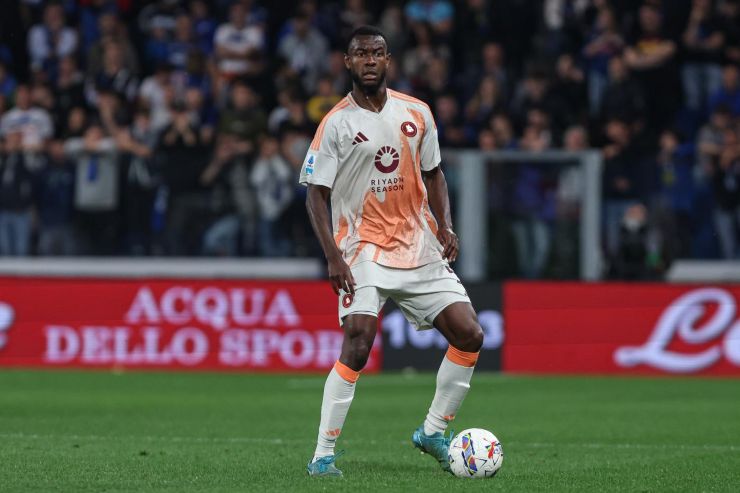 Ndicka gestisce palla in campo con la maglia della Roma