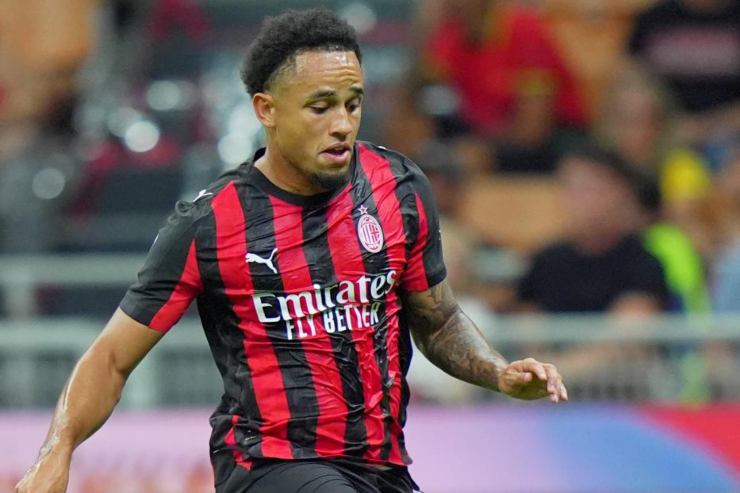 Okafor in campo con indosso la maglia del Milan
