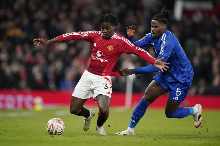 Okoli a contrasto in maglia Leicester