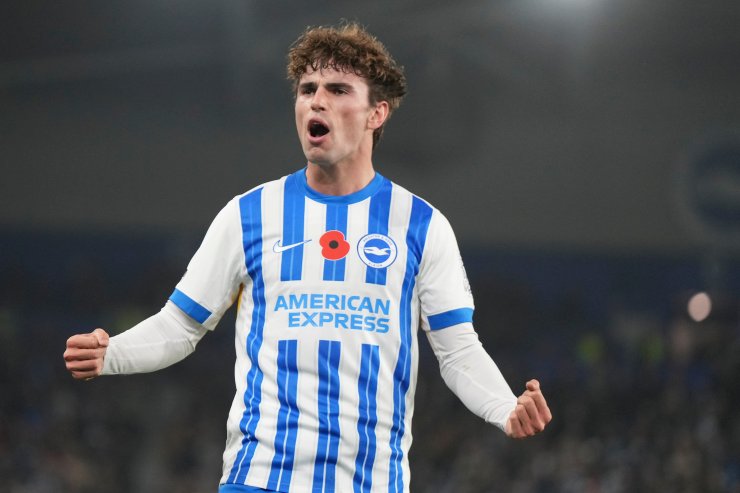 O'Riley esulta con indosso la maglia del Brighton
