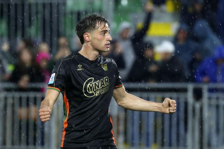 Oristanio esulta con indosso la maglia del Venezia