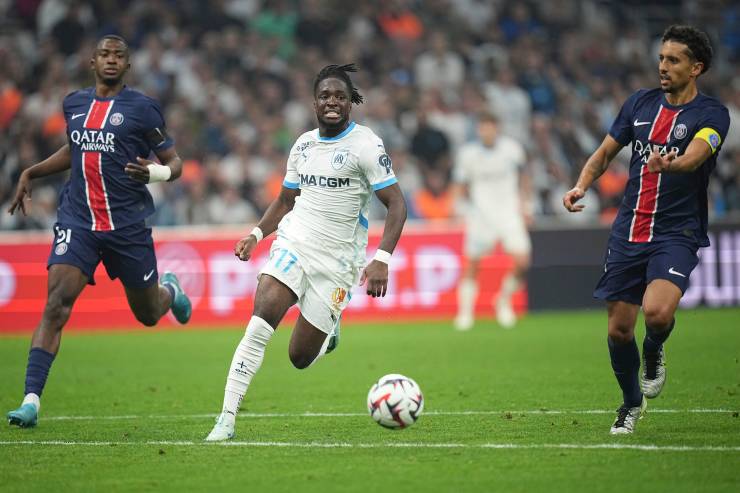 Rowe sfida Pacho e Marquinhos durante un incontro tra Olympique Marsiglia e PSG