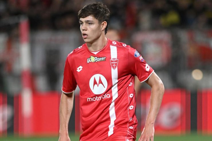 Palacios in campo con indosso la maglia del Monza
