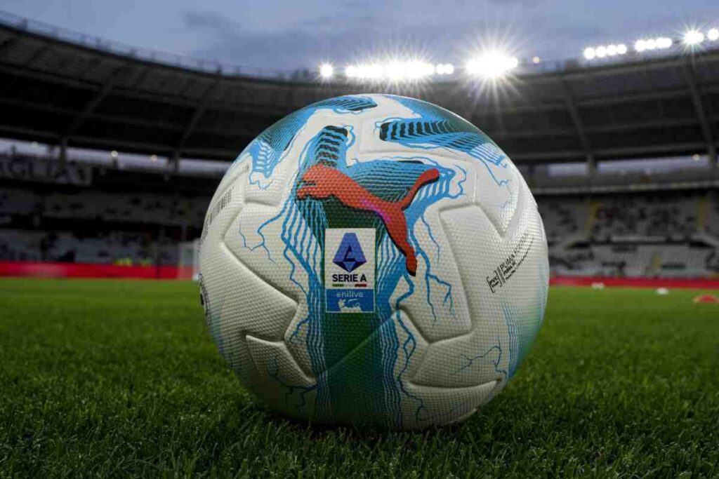 Il pallone della Serie A sul terreno di gioco
