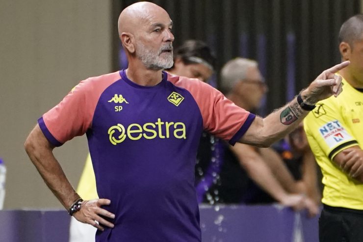 Pioli dà indicazioni da bordo campo