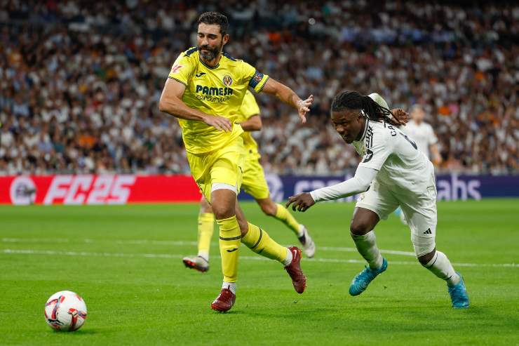 Raul Albiol e Camavinga duellano durante un incontro tra Villarreal e Real Madrid