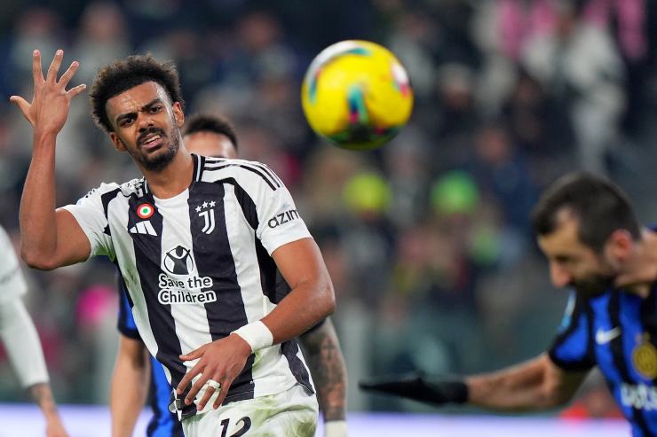 Renato Veiga con indosso la maglia della Juventus e alle sue spalle Mkhitaryan durante il derby d'Italia dell'Allianz Stadium dell'ultima stagione