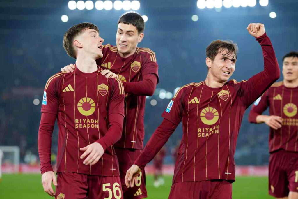 Saelemaekers, Soulé e Baldanzi festeggiano insieme dopo un gol della Roma nella passata stagione