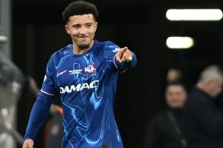 Sancho esulta indicando con indosso la maglia del Chelsea