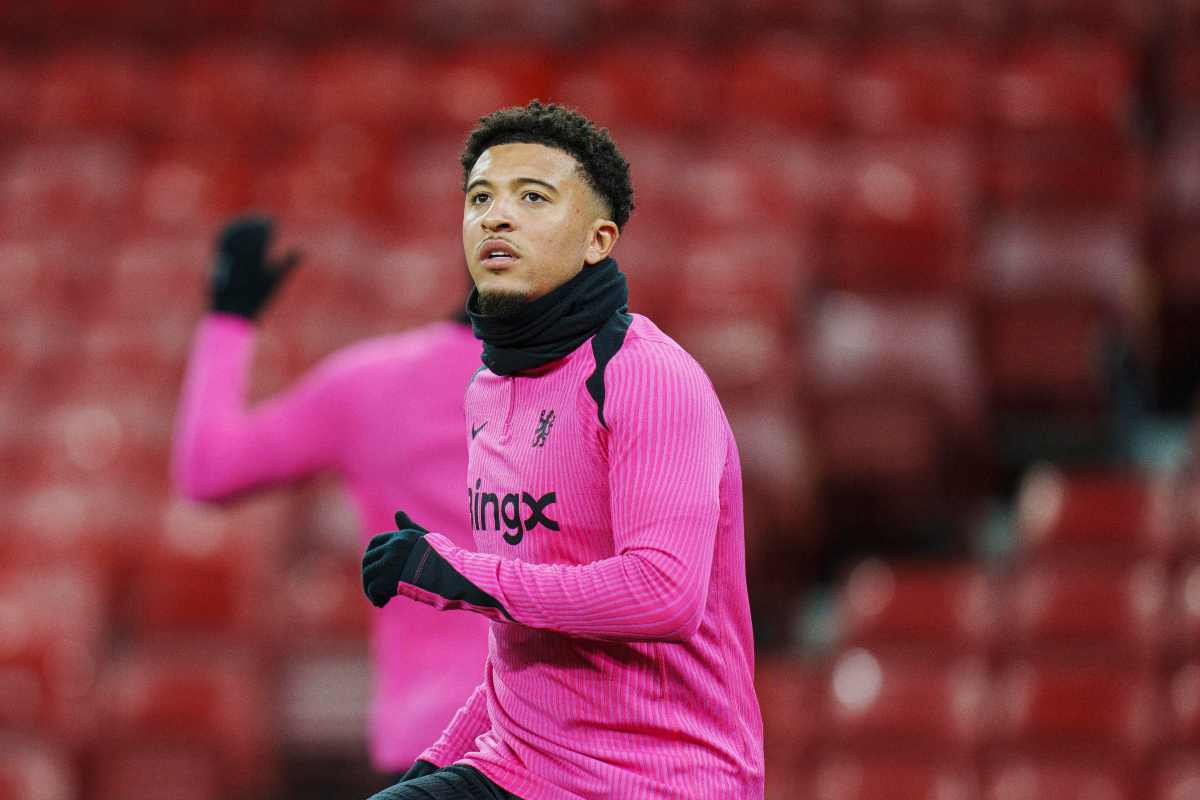 Sancho con gli abiti da riscaldamento del Chelsea