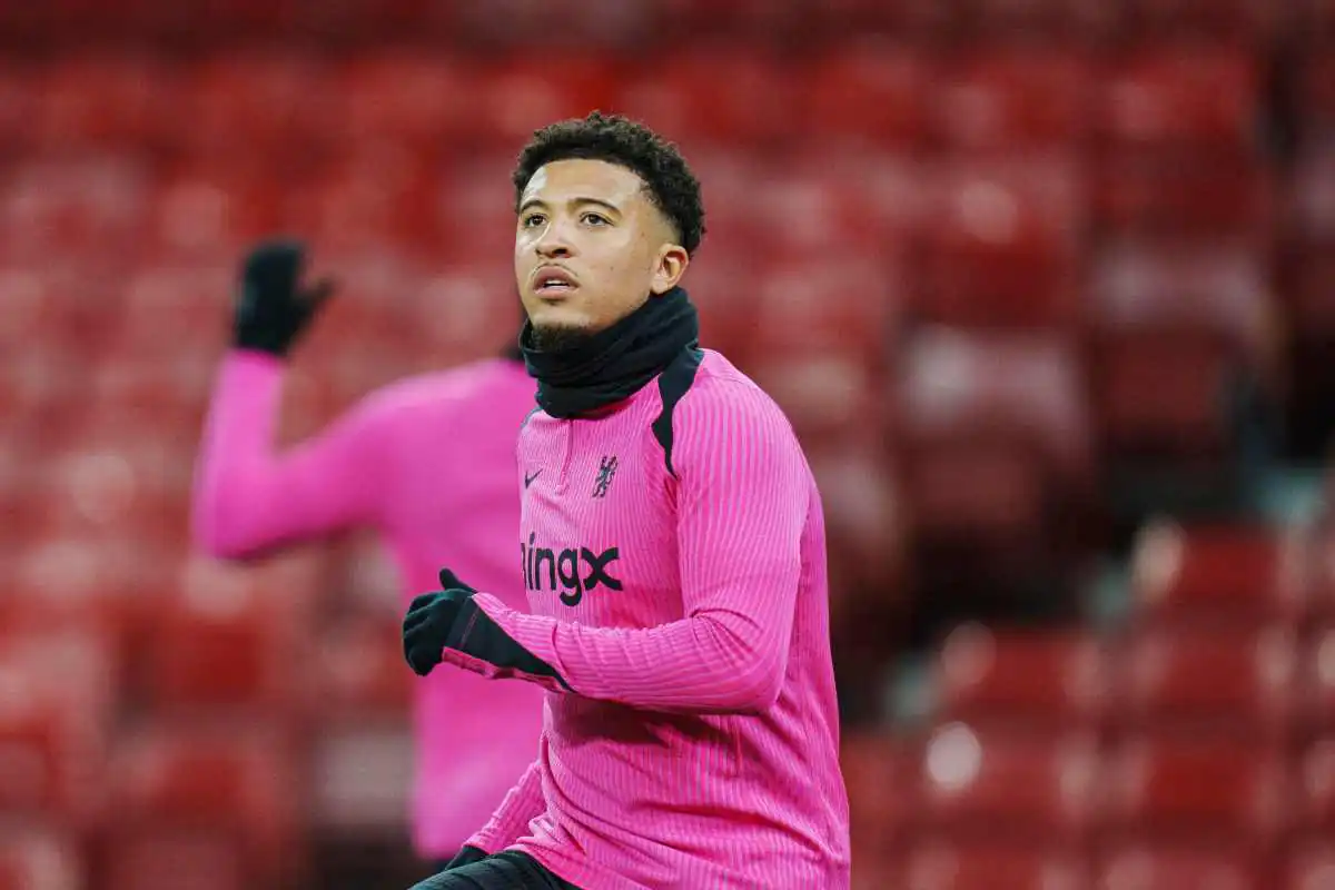 Sancho con gli abiti da riscaldamento del Chelsea
