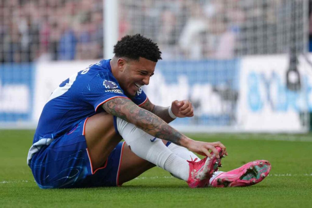 Sancho a terra con indosso la divisa del Chelsea