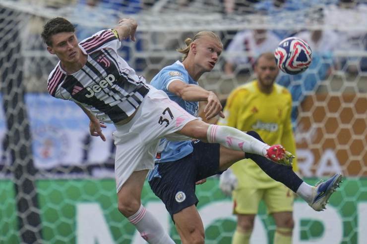 Savona in duello con Haaland durante la sfida tra Juventus e Manchester City al Mondiale per Club