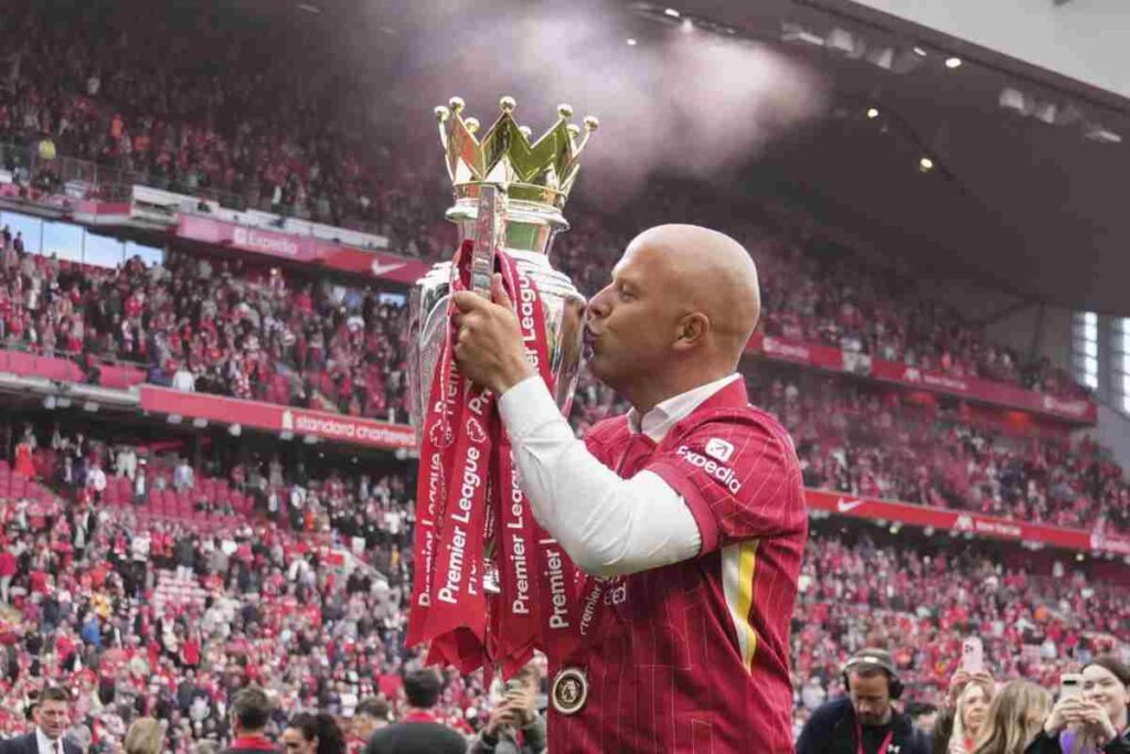 Arne Slot bacia il trofeo della Premier League