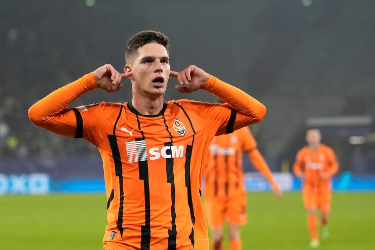 Sudakov esulta con indosso la maglia dello Shakhtar Donetsk