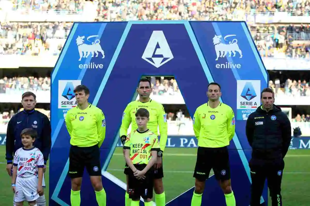 La terna arbitrale e il quarto uomo in posa prima dell'inizio della partita