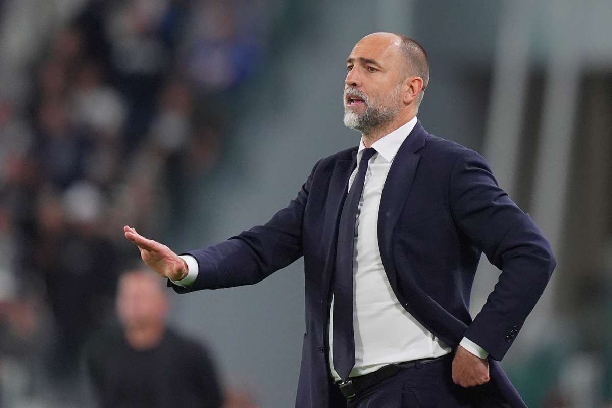 Tudor invita alla calma, mimando il gesto, da bordo campo