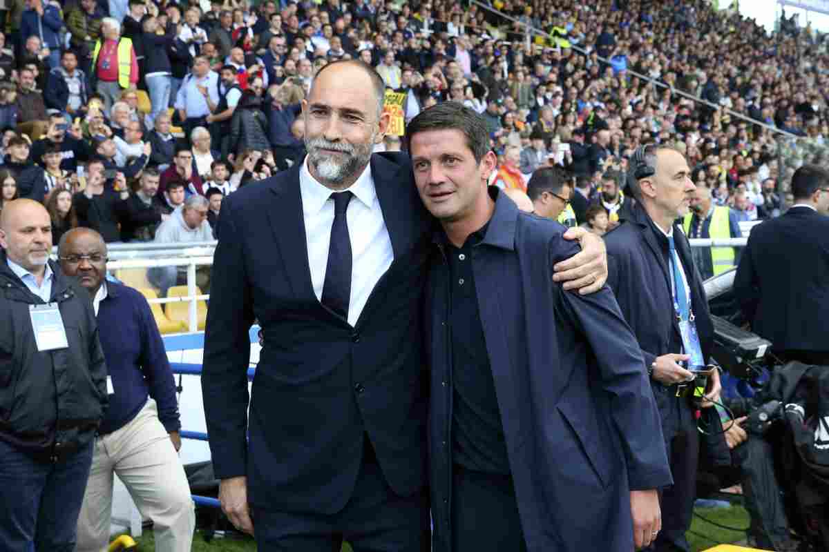 Tudor e Chivu abbracciati a bordo campo