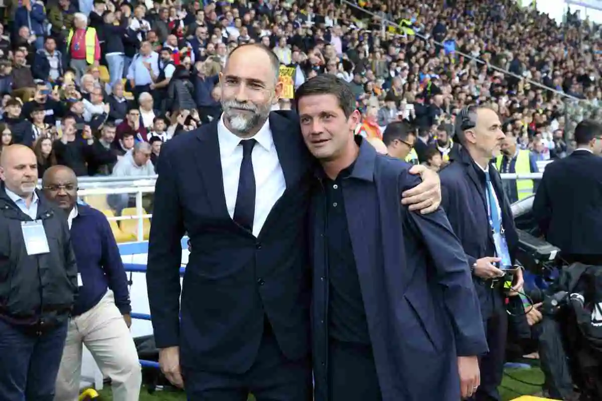Tudor e Chivu abbracciati a bordo campo