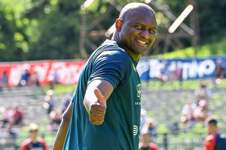 Vieira si mostra sorridente alle telecamere
