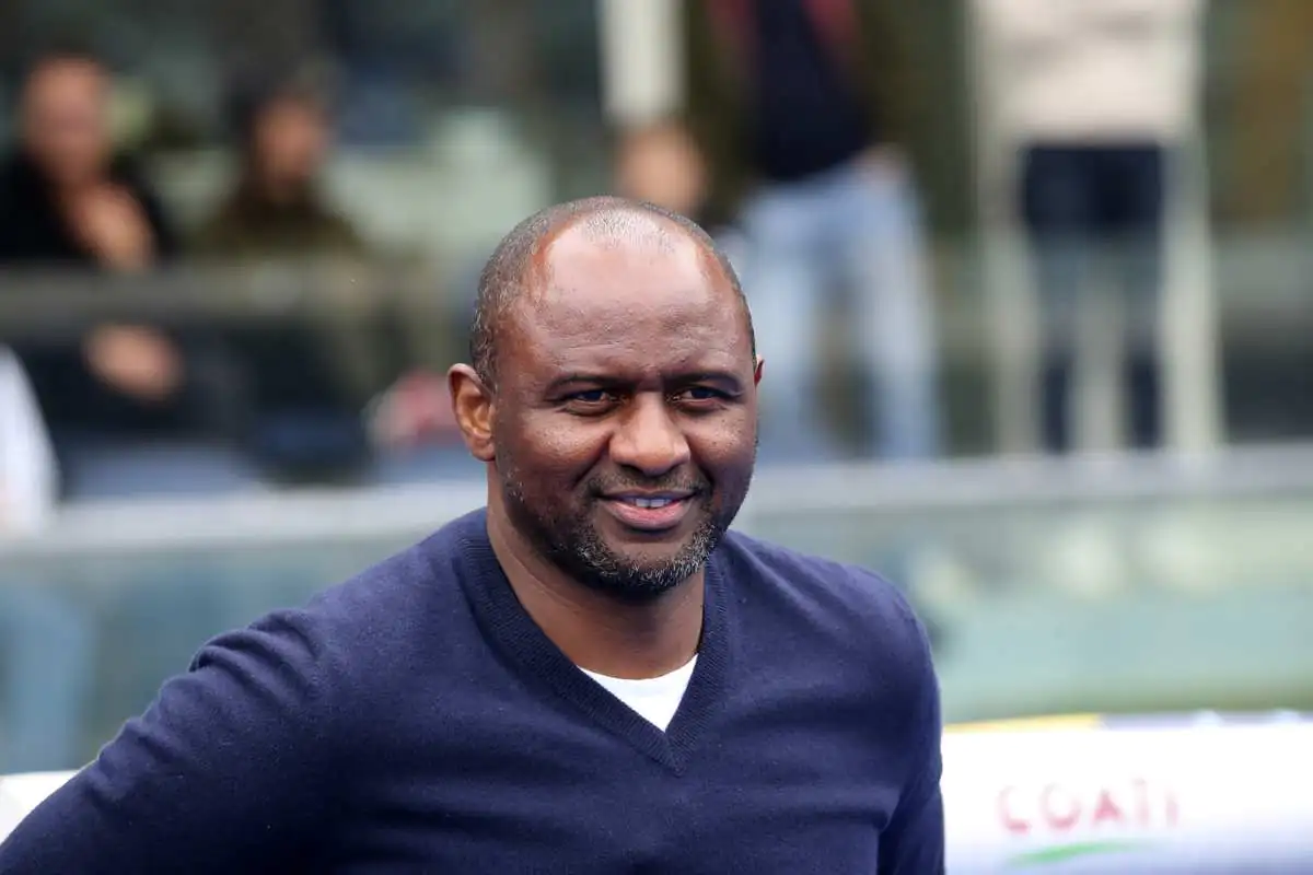 Vieira sorridente a bordo campo
