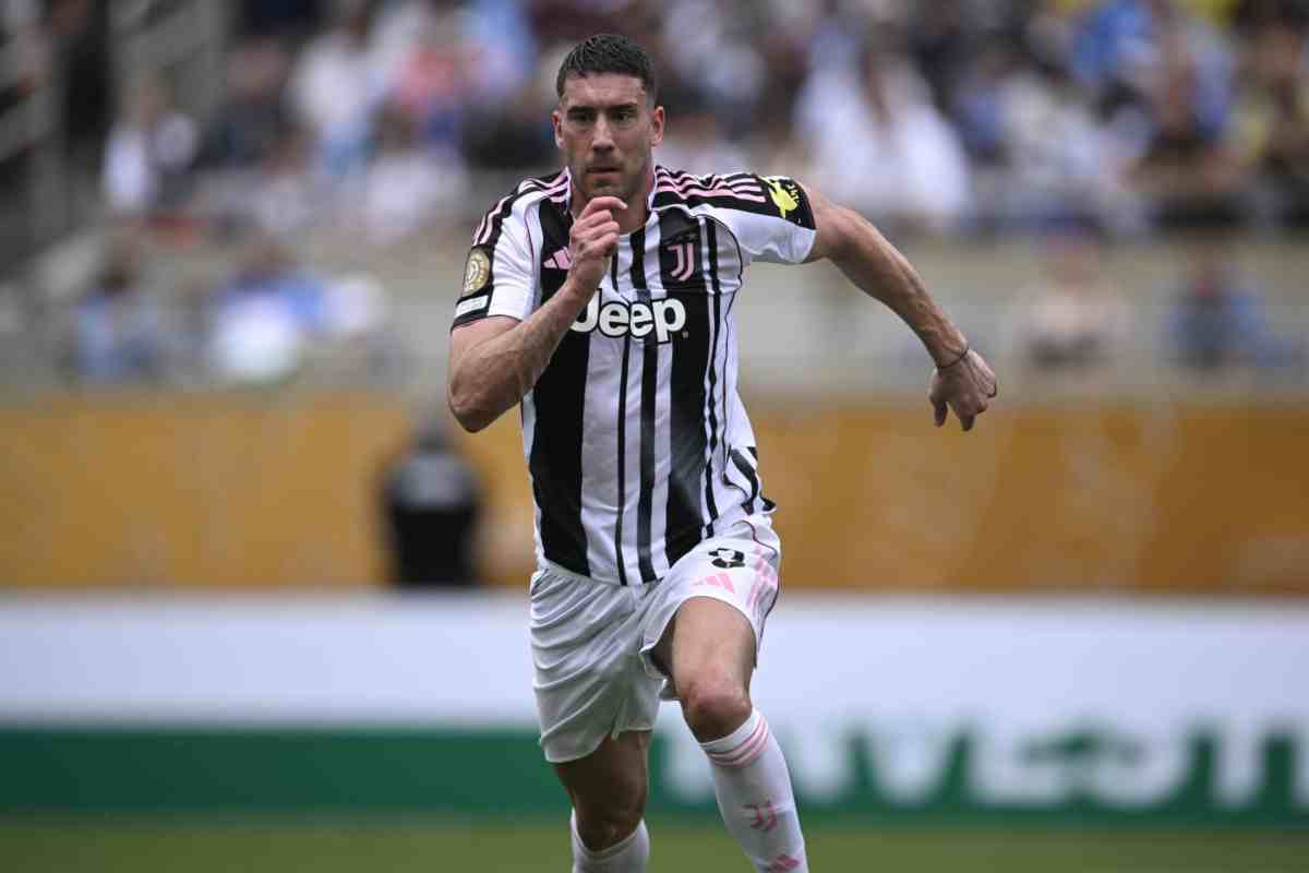 Vlahovic corre con la Juve